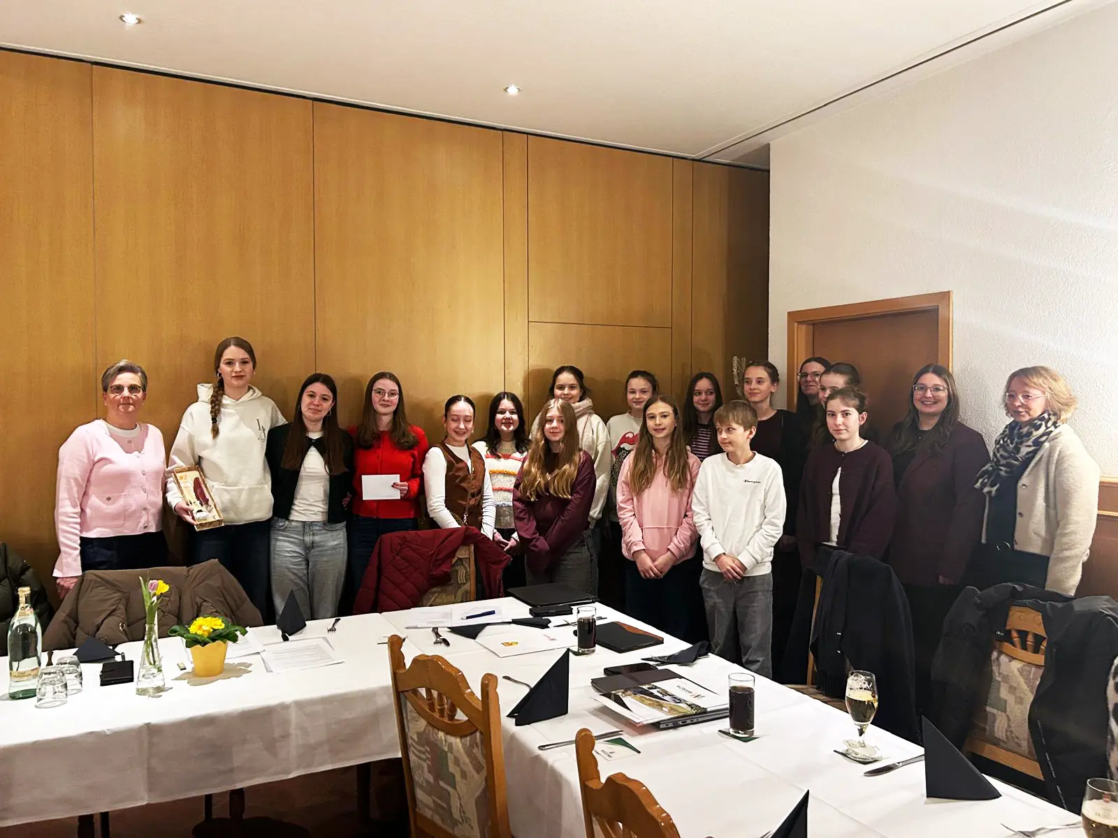Das Foto zeigt die Vorsitzende Rita Koop (l.) die Schüler/innen der Albert-Trautmann-Schule (ATS) und des Gymnasiums Werlte, zugleich die Gewinner des Albert-Trautmann-Preises der ATS und des Gymnasiums Werlte mit Ihren Lehrerinnen. Foto: Birgit Hanekamp Das Foto zeigt die Vorsitzende Rita Koop (l.) die Schüler/innen der Albert-Trautmann-Schule (ATS) und des Gymnasiums Werlte, zugleich die Gewinner des Albert-Trautmann-Preises der ATS und des Gymnasiums Werlte mit Ihren Lehrerinnen. Foto: Birgit Hanekamp