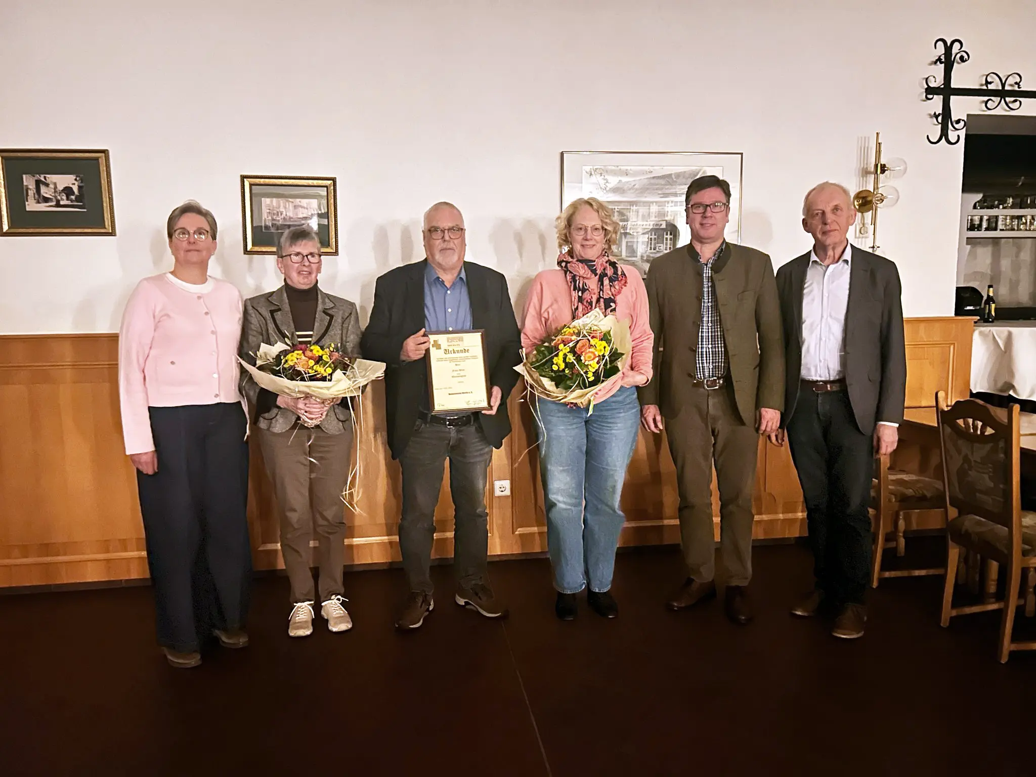 Das Foto zeigt die Vorsitzende Rita Koop (l.) die Schüler/innen der Albert-Trautmann-Schule (ATS) und des Gymnasiums Werlte, zugleich die Gewinner des Albert-Trautmann-Preises der ATS und des Gymnasiums Werlte mit Ihren Lehrerinnen. Foto: Birgit Hanekamp Das Foto zeigt die Vorsitzende Rita Koop (l.) die Schüler/innen der Albert-Trautmann-Schule (ATS) und des Gymnasiums Werlte, zugleich die Gewinner des Albert-Trautmann-Preises der ATS und des Gymnasiums Werlte mit Ihren Lehrerinnen. Foto: Birgit Hanekamp