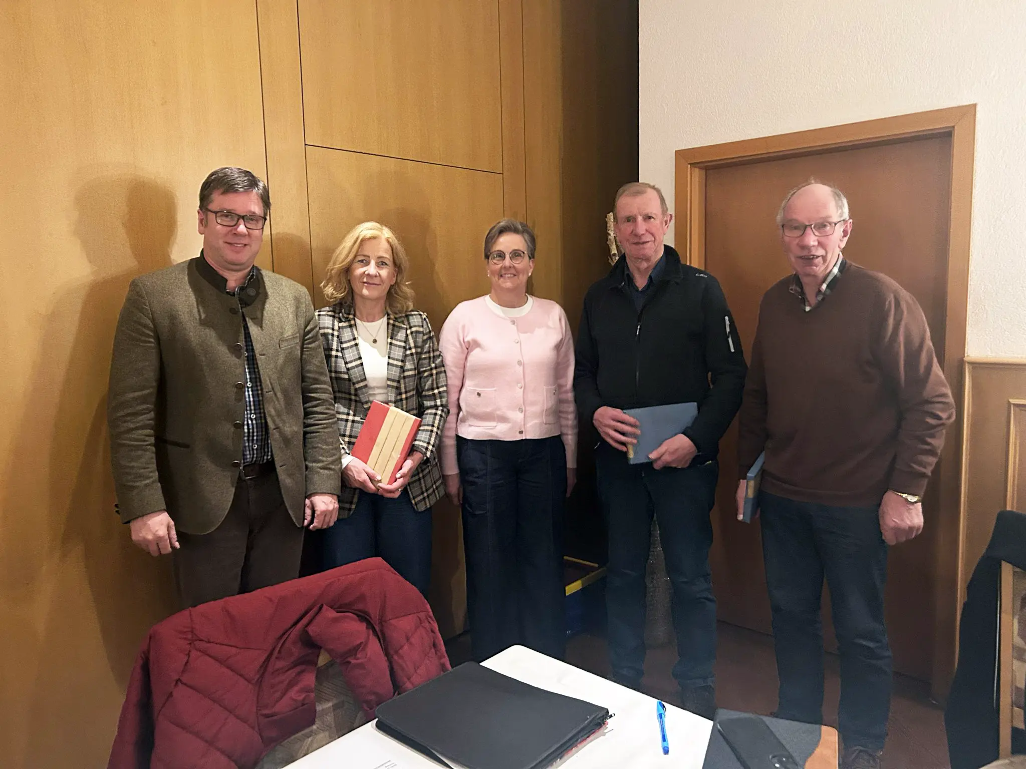 Das Foto zeigt die Vorsitzende Rita Koop (l.) die Schüler/innen der Albert-Trautmann-Schule (ATS) und des Gymnasiums Werlte, zugleich die Gewinner des Albert-Trautmann-Preises der ATS und des Gymnasiums Werlte mit Ihren Lehrerinnen. Foto: Birgit Hanekamp Das Foto zeigt die Vorsitzende Rita Koop (l.) die Schüler/innen der Albert-Trautmann-Schule (ATS) und des Gymnasiums Werlte, zugleich die Gewinner des Albert-Trautmann-Preises der ATS und des Gymnasiums Werlte mit Ihren Lehrerinnen. Foto: Birgit Hanekamp